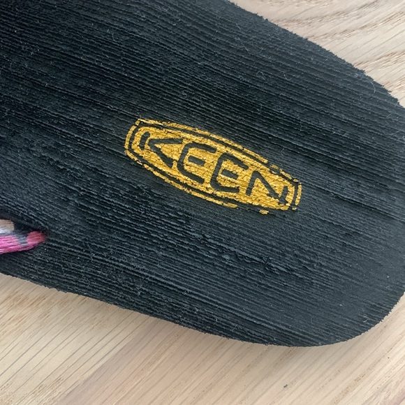 KEEN Pink Black Geometric Flip Flops Thong Sandals Women’s US 9 Flower - Picture 3 of 4